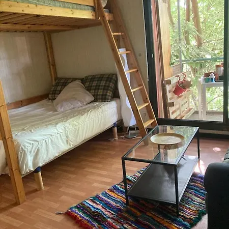 Grand studio avec balcon et parking